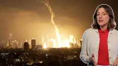 Colagem com repórter em primeiro plano, com imagens de ataques ao fundo