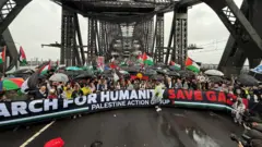 تجمع معترضان پل سیدنی