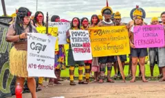 Indígenas dos povos Munduruku, Kayapó, Panará e Xavante ribeirinhos e agricultores familiares do Tapajós, durante protesto contra a construção da Ferrogrão, em Santarém, no Pará, em 4 de março de 2024