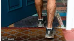 Aworan ẹsẹ to n wọ bata wọle