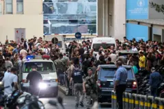 سيارات الإسعاف تنقل المصابين في انفجارات أجهزة الاتصال اللاسلكية لمنتسبي حزب الله إلى المستشفى الأمريكي ببيروت.
