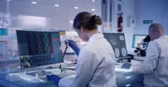 Cientistas em laboratório