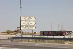 حافلات تقل فلسطينيين تنتظر عبور جسر اللنبي بين الضفة الغربية والأردن، 28 سبتمبر 2025.