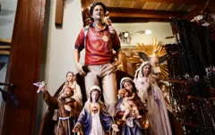 Una figura de Acutis junto a varias de la virgen María y una de San Francisco de Asís.