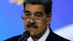 Imagemrobo de apostas esportivas bet365Nicólas Maduro, um homem venezuelano idosorobo de apostas esportivas bet365cabelo preto, bigode e óculos