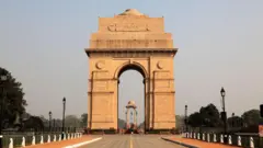 டெல்லி நாட்டின் தலைகராக இருக்க வேண்டுமா? என்று காங்கிரஸ் எம்.பி சசி தரூர் எக்ஸ் தளத்தில் பதிவிட்டுள்ளார். 