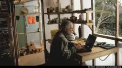 Bob Kull usa seu computador no interior da sua cabana na Patagônia chilena
