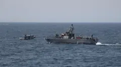صورة تظهر زوارق حربية إسرائيلية داخل البحر الأبيض المتوسط قبالة المنطقة الحدودية بين لبنان وإسرائيل 