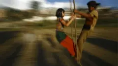 पीङ खेल्दै बालबालिका।