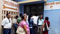 सरकारी अस्पतालमा औषधि किन्न उभिएका मानिसहरू 