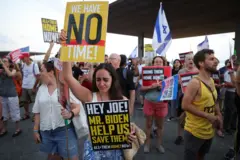 عائلات الرهائن الذين تحتجزهم حماس في غزة وأنصارهم يشاركون في احتجاج ضد رئيس الوزراء الإسرائيلي بنيامين نتنياهو ويطالبون بالإفراج عن الرهائن، خارج سفارة الولايات المتحدة في تل أبيب، إسرائيل