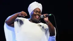 daymé arocena con un atuendo yoruba 