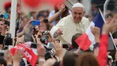 教宗方濟各在梵蒂岡城聖伯多祿廣場向信眾致意（27/4/2014）