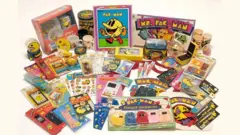 Livros, brinquedos, canecas e vários objetos estampados com Pac-Man