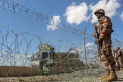 سرباز پاکستانی ایستاده منطقهٔ مرزی 