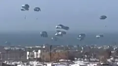 تخلیه کمک‌ها با چتر در نوار غزه
