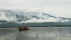 বর্ষা মৌসুমে হাওরে পর্যটকদের আনাগোনা বেড়ে যায় বলে জানিয়েছেন ব্যবসায়ীরা