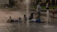 діти у фонтані