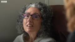 Sarah en entrevista con la periodista Emma Tracey. Le muestra su nueva voz creada por IA. 