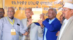 Bakka bu’oonni Naannoo Somaalee ajandaawwan marii biyyaaleessaatiif filatan Komishinara Komishinii marii biyyaaleessaa Pirofesar Masfiin Arayaaf wayita kennaniitti
