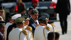 Maduro, um homem branco,futebol europeucabelos grisalhos e bigode, está no meiofutebol europeuvários homens vestidos com uma roupa formal branca e boina