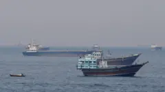 Hürmüz Boğazı'nda bekleyen gemiler ve tekneler