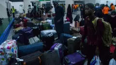 Aworan awọn arinrinajo ni papakọ ofurufu