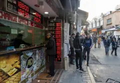Bloomberg, Türkiye’de 14 Mayıs’ta düzenlenecek seçim sonuçlarına yönelik belirsizliğin hakim olduğunu, bu yüzden yatırımcıların Türk Lirası varlıklara ilişkin konum almaktan kaçtığını aktardı.