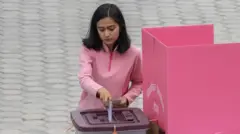 फागुन २१ गते मतदान गर्दै एक युवती