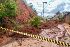 Estrada bloqueada em Juiz de Fora por causa de deslizamentos