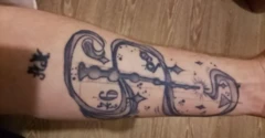 O major Oleksandr Ivanov mostra tatuagens inspiradas no universo de Harry Potter, incluindo uma varinha mágica e o número nove e três quartos, na parte interna do antebraço