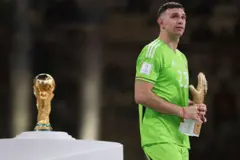 El Dibu Martínez recibió el premio al mejor arquero del Mundial en 2022, cuando Argentina ganó la Copa del Mundo por tercera vez.