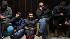 Lammiilee Filiisxeem Weesti Baankitti oduu hidhamtoota gadhiifamanii eeggachaa jiru.
