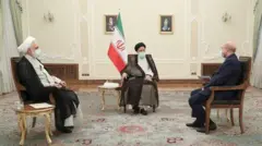 رئیس جمهور، رئیس قوه قضائیه و رئیس مجلس شورای اسلامی سران سه قوه در ایران هستند