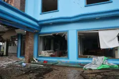 လေကြောင်းဗုံးထိမှန်ပြီး မှန်ပြတင်းတွေ ကွဲကုန်တဲ့ Silver Sky ဟိုတယ်
