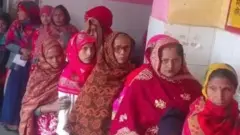 अँटी-रेबीज लस घेण्यासाठी रांगेत उभ्या असलेल्या महिला.