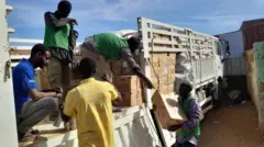 በሱዳን እርዳታ ሲከፋፈል 