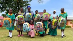 '생리 빈곤' 문제를 해결하는 태양광 가방을 매고 있는 우간다 소녀들