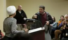 สส.หญิงสหรัฐฯ ถูกฉีดของเหลวปริศนาใส่ระหว่างปราศรัย