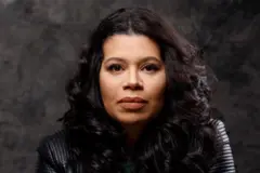 A autora Ana Paula Maia. Ela tem cabelos escuros e ondulados. Veste uma jaqueta de couro preta. 