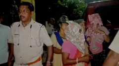 மேற்கு வங்கம் மால்டா மாவட்டத்தில் இரண்டு பெண்கள் பொது வெளியில் ஆடைகள் அகற்றப்பட்டு அடித்து துன்புறுத்தப்பட்டுள்ளனர். 