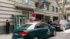 در جریان حمله هفته پیش به سفارت جمهوری آذربایجان در تهران، یک مامور آذری کشته شد. باکو تمام دیپلمات های خود و خانواده هایشان را از ایران خارج کرده است و تنها کنسولگری این کشور در تبریز فعلا فعالیت دارد