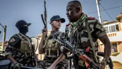 Soldados de Madagascar con sus armas.