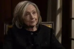 Hillary Clinton usa um casaco preto em entrevista à BBC