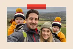 Shaun caminando con su pareja y sus dos hijos pequeños, que llevan gorros con pompón a juego.