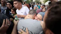 İsrail güçleri tarafından Batı Şeria'nın Al Bireh kentinde öldürülen 14 yaşındaki Eyhem Mahmud el-Şafi'nin cenaze töreninde yakınları yas tutuyor