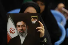 امرأة تحمل صورة المرشد الأعلى الإيراني آية الله مجتبى خامنئي خلال مراسم تأبين لضحايا الحرب الإيرانية الأمريكية الإسرائيلية في مسجد في طهران.