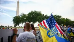 Українці та прихильники на демонстрації солідарності з Україною перед монументом Вашингтону під час 75-го саміту НАТО у Вашингтоні, округ Колумбія, Сполучені Штати Америки 9 липня 2024
