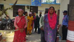 उपहार पाउने प्रलोभनमा परेर अपरिचित महिलालाई आफ्ना गरगहना दिने महिलाहरूले प्रहरीलाई गुहारेका छन् 