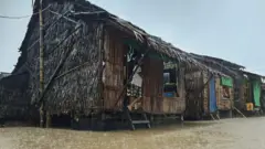 မော်လမြိုင်မြေနိမ့်ပိုင်းရပ်ကွက်ကနေအိမ်တချို့ 